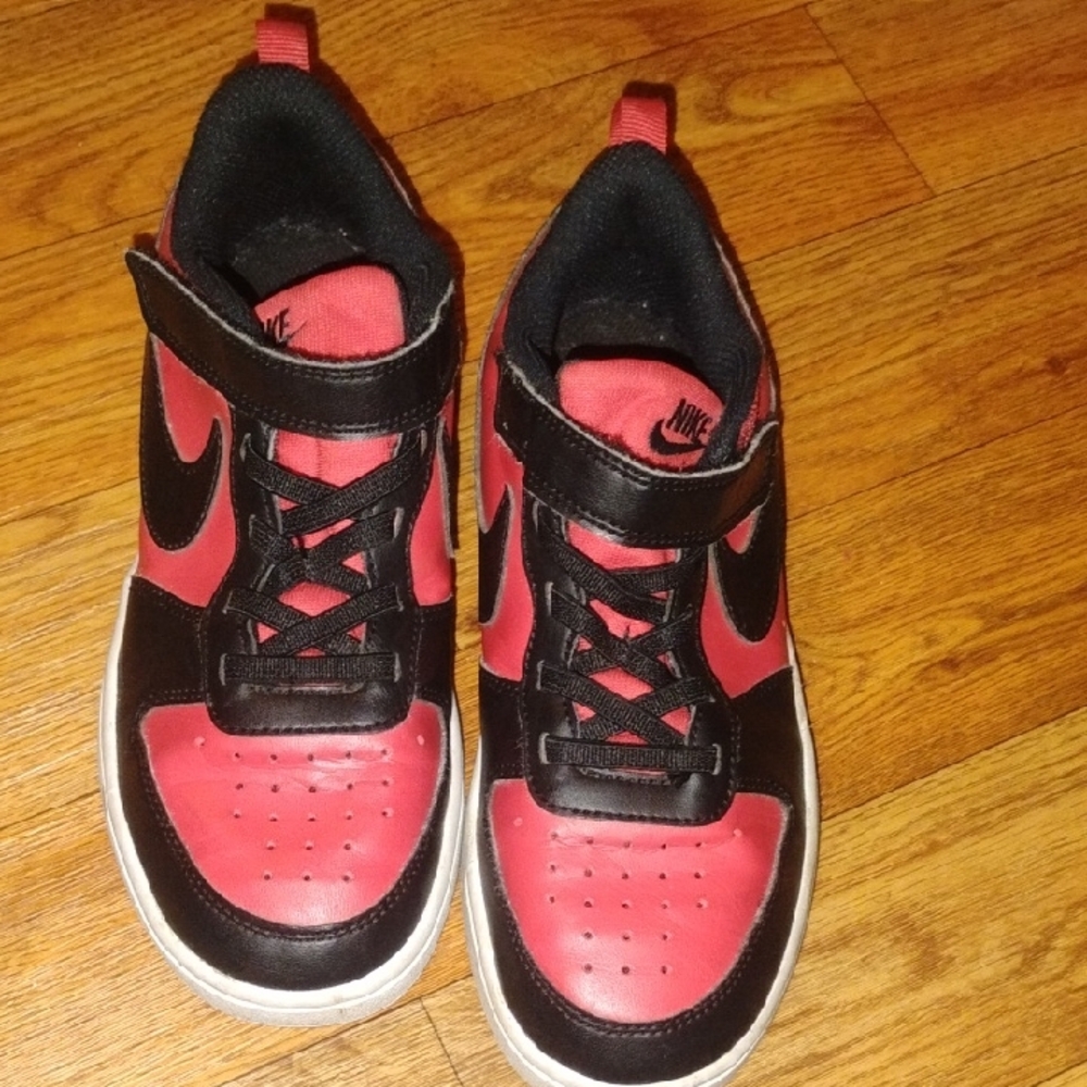 Nike Kids Black and Red Sneakers